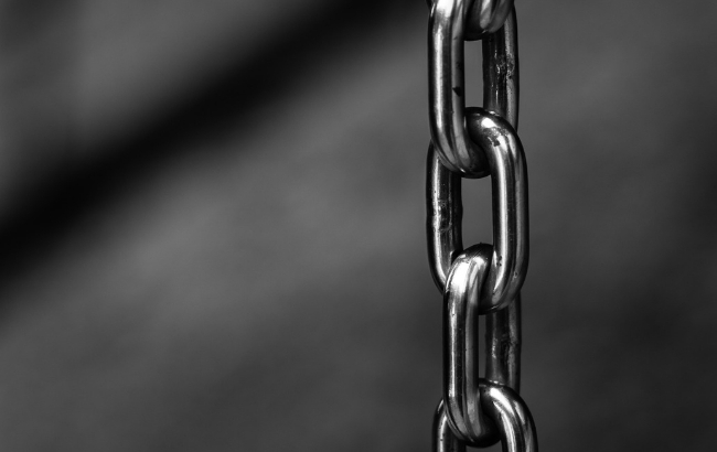 Отец держал своего 30-летнего сына-инвалида на цепи: все детали инцидента